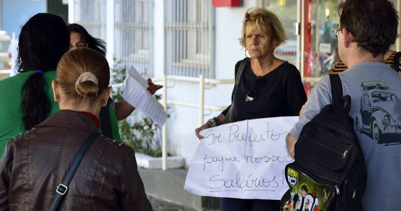 aposentados protestam por salários atrasados