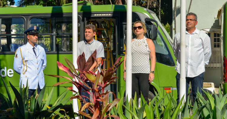 Hasteamento dos Pavilhões no Paço Municipal de Araruama