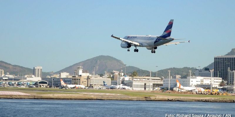 Avião da LATAM pousando no Aeroporto do Rio