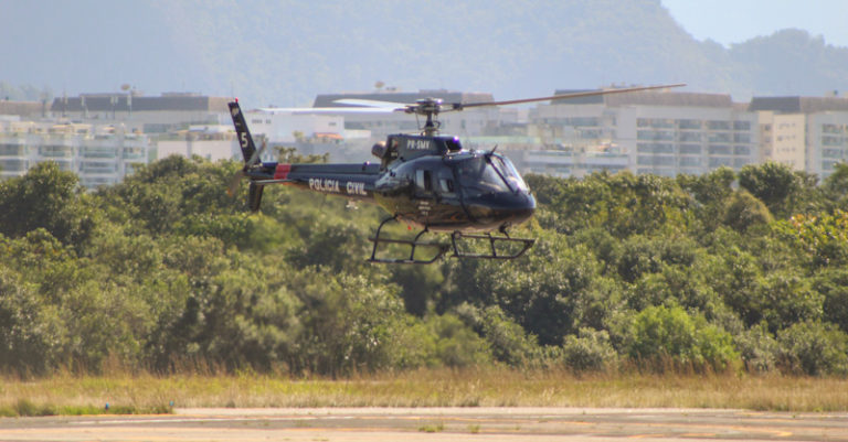 Helicóptero da Polícia Civil de SP transportando Fabrício Queiroz IMG_0323_edited