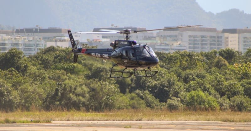 Helicóptero da Polícia Civil de SP transportando Fabrício Queiroz IMG_0323_edited