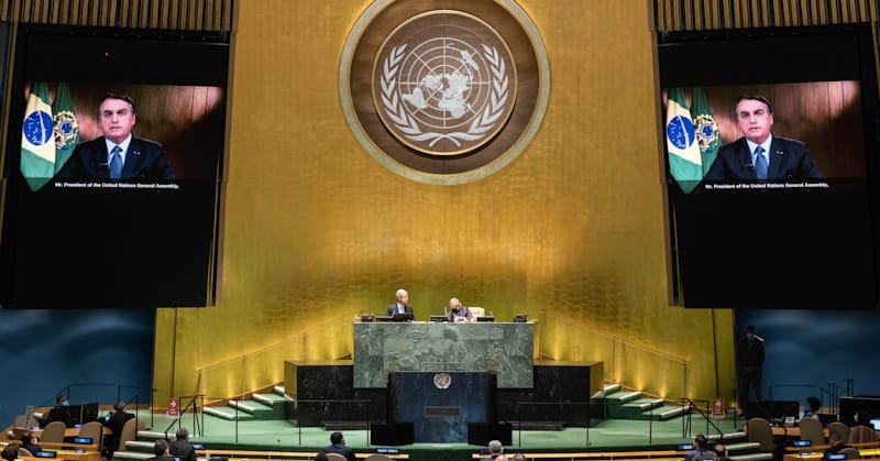Jair Messias Bolsonaro (nas telas), Presidente da República Federativa do Brasil, aborda o debate geral da septuagésima quinta sessão da Assembleia Geral.