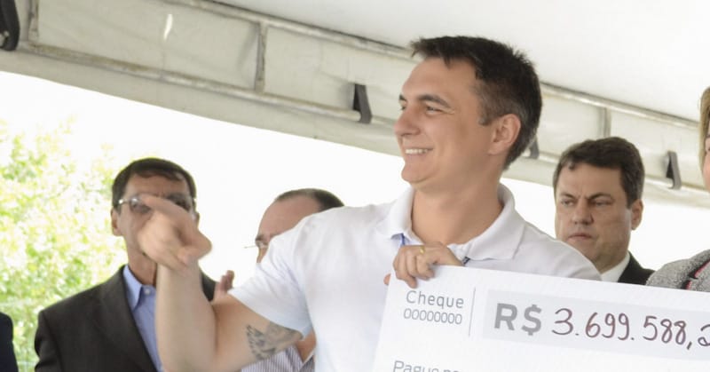 Pedro Fernandes com cheque