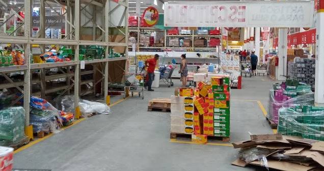 Mercado com prateleiras vazias e bagunça - fechamento de unidade