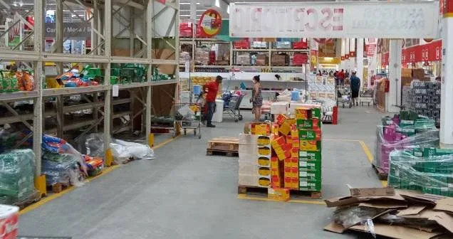Mercado com prateleiras vazias e bagunça - fechamento de unidade