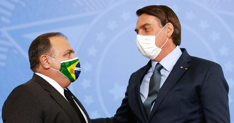 (Brasília - DF, 16/09/2020) Presidente da República Jair Bolsonaro acompanhado do senhor Eduardo Pazuello, Ministro de Estado da Saúde, assina o termo de posse. Foto: Carolina Antunes/PR