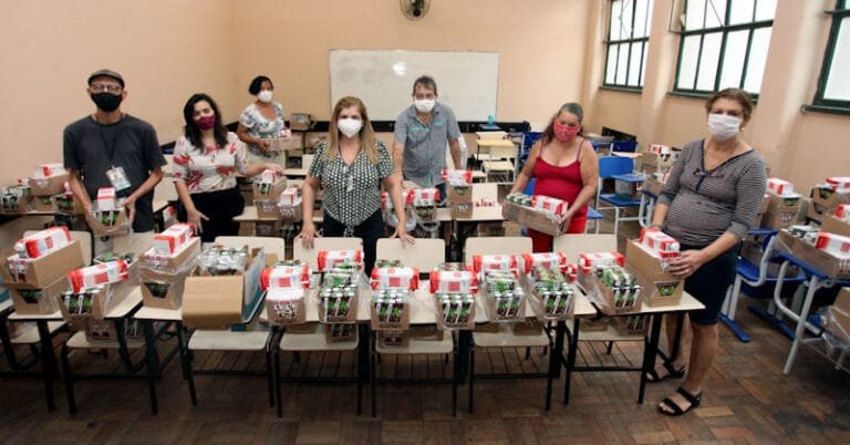 Kits de alimentação são entregues a famílias de estudantes da Rede Faetec - Foto Eliane Carvalho