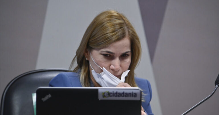 Secretária de Gestão do Trabalho e da Educação na Saúde do Ministério da Saúde, Mayra Pinheiro, na CPI da Pandemia.