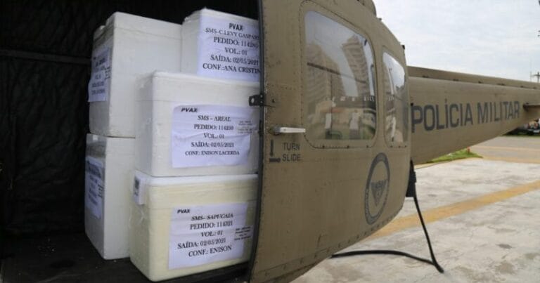 Vacinas em helicóptero da Policia Civil do RJ - Foto de Maurício Bazilio