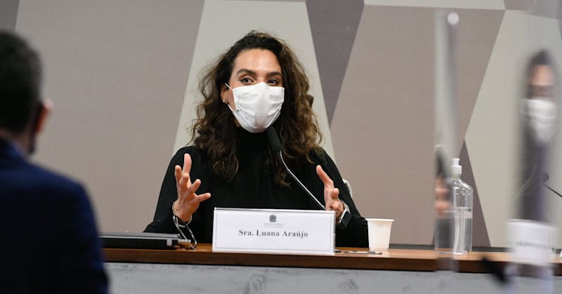 Em pronunciamento, à mesa, médica infectologista Luana Araújo - Foto de Jefferson Rudy - Agência Senado_edited