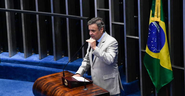 À tribuna, em discurso, deputado Aécio Neves (PSDB-MG) - Foto de Roque de Sá - Agência Senado_edited