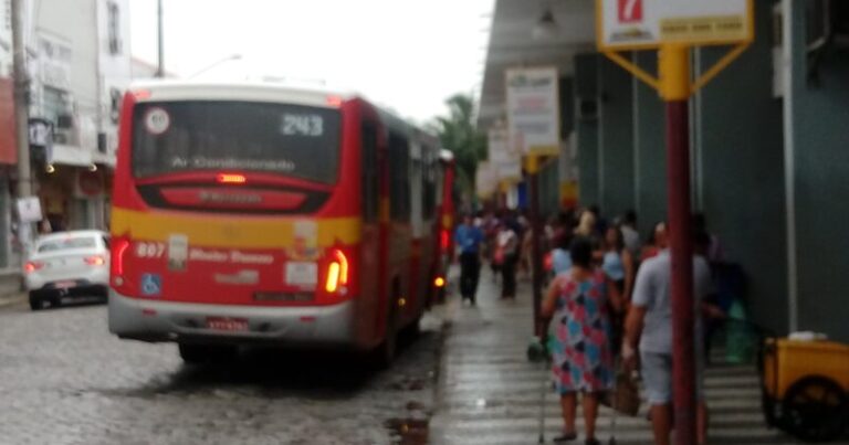 Ônibus e passageiros na rodoviária de Araruama