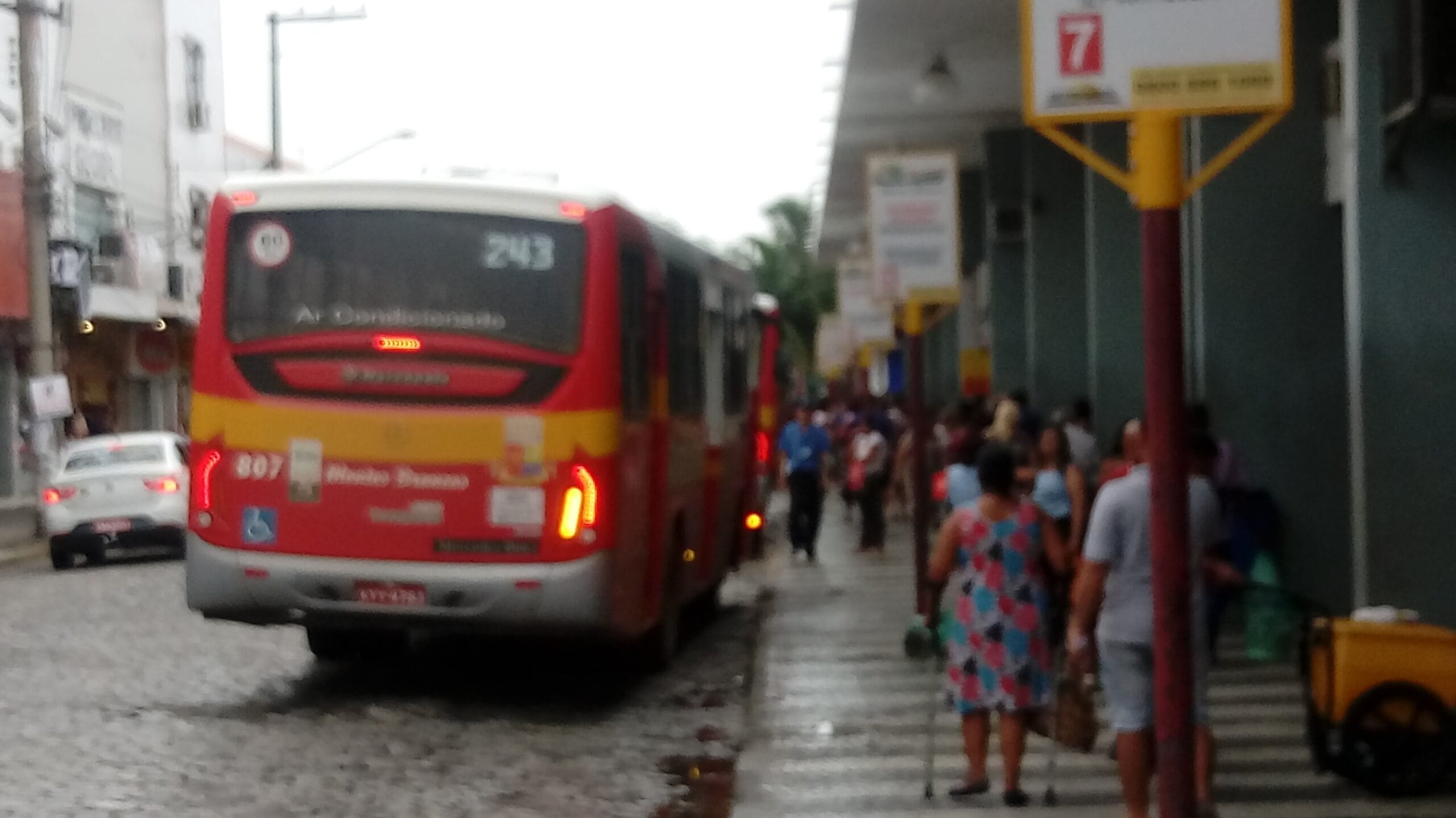 Ônibus e passageiros na rodoviária de Araruama