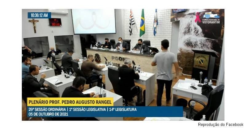 Presidente da frente parlamentar Vacina Para Todos teve que se retirar da Câmara por não estar vacinado