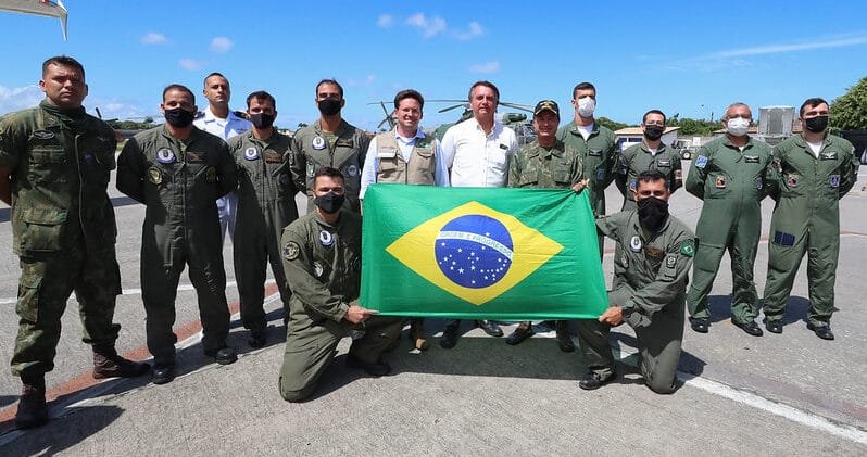 Bolsonaro com Militares nas Enchentes no Estado da Bahia - Foto de Isac Nóbrega-PR.jpg