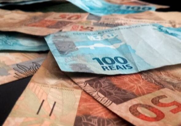 Dinheiro - Notas de R$ 50,00 e R$ 100,00 Reais 1 800x420
