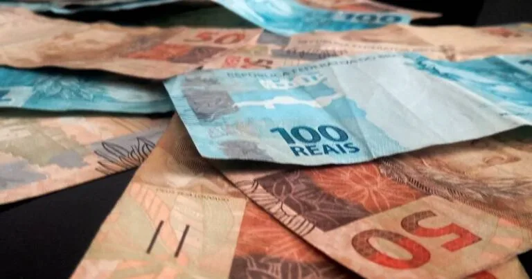Dinheiro - Notas de R$ 50,00 e R$ 100,00 Reais 1 800x420