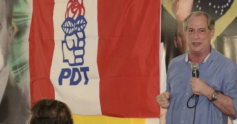 Ciro Gomes com bandeira do PDT e punho fechado