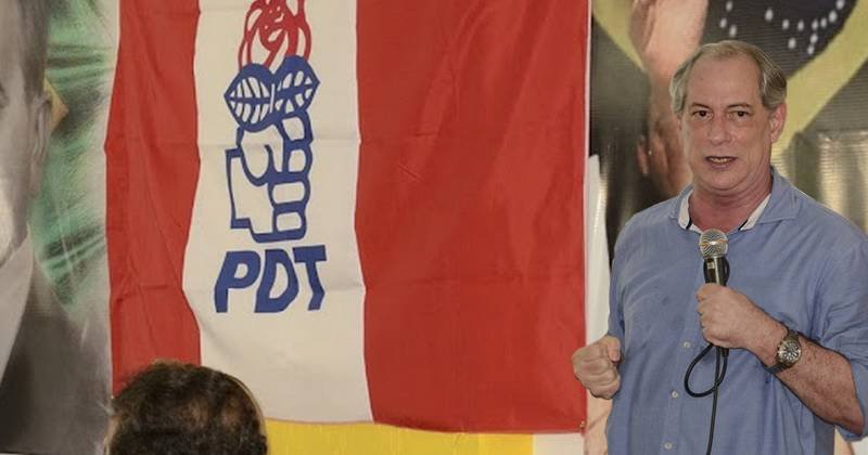 Ciro Gomes com bandeira do PDT e punho fechado