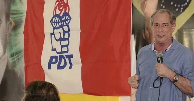 Ciro Gomes com bandeira do PDT e punho fechado