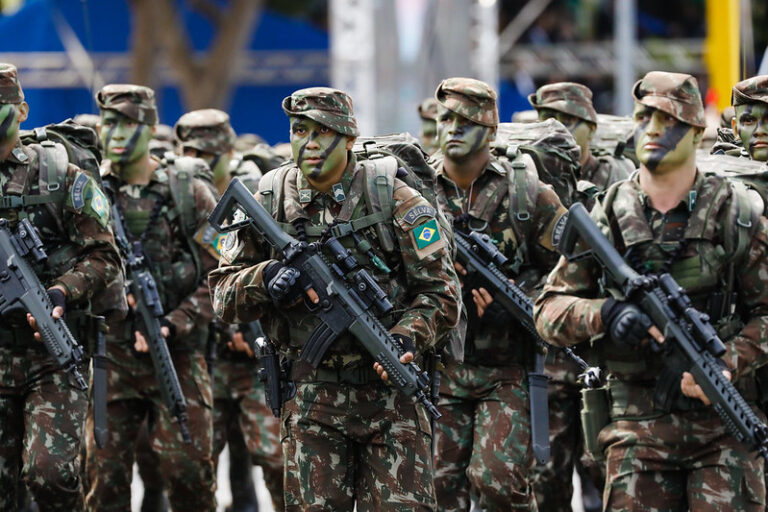 04 (Brasília - DF, 07-09-2022) Soldados Militares do Exército no Desfile Cívico-Militar por ocasião das Comemorações do Bicentenário da Independência do Brasil - Foto de Alan Santos-PR