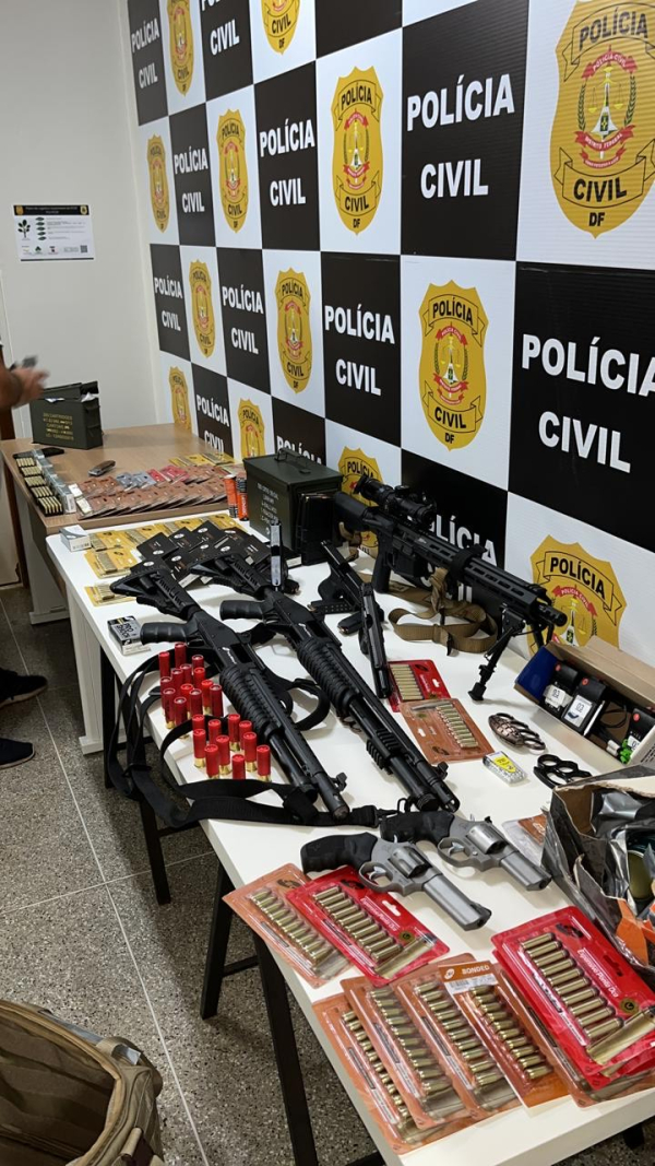 armamento e munições apreendidos com suspeito de tentar explodir aeroporto