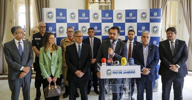 O governador Cláudio Castro com representantes dos poderes do Estado do Rio de Janeiro.