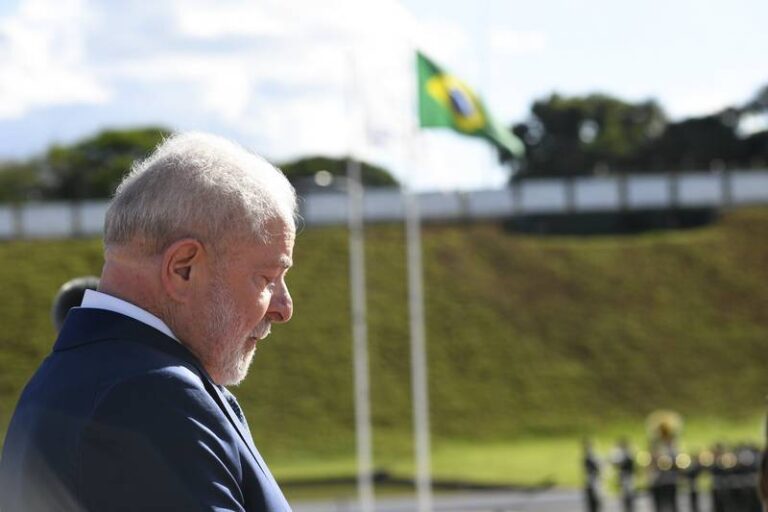 Presidente da República, Luiz Inácio Lula da Silva, de cabeça baixa, pensativo - Foto de Geraldo Magela - Agência Senado