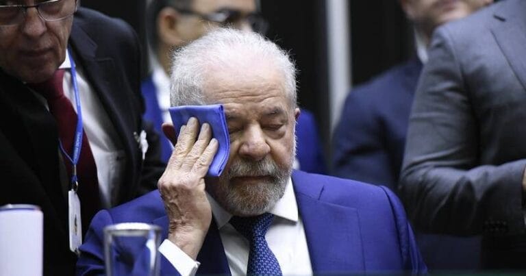 Presidente da República, Luiz Inácio Lula da Silva, secando suor, pensativo - Foto de Jefferson Rudy - Agência Senado