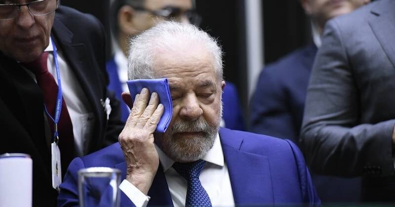 Presidente da República, Luiz Inácio Lula da Silva, secando suor, pensativo - Foto de Jefferson Rudy - Agência Senado