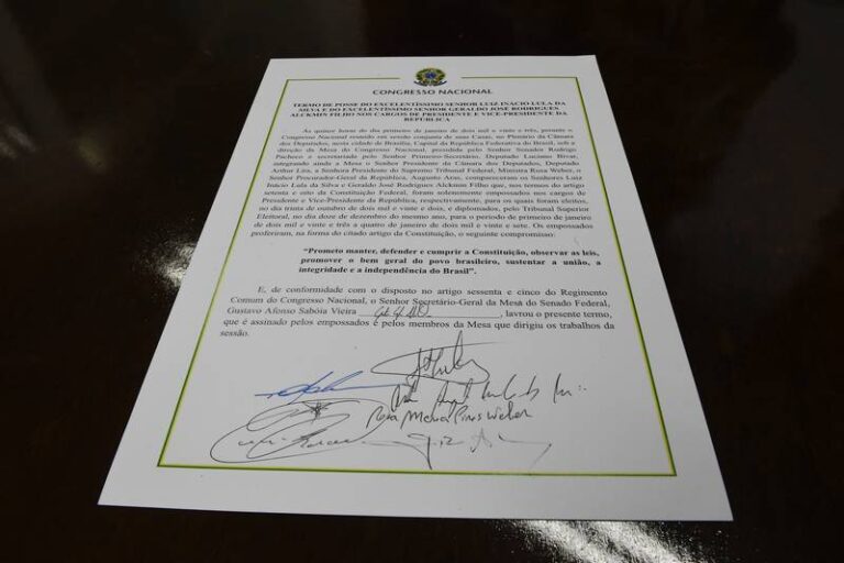 Termo de posse assinado pelos presidente e vice-presidente da República - Foto de Roque de Sá - Agência Senado