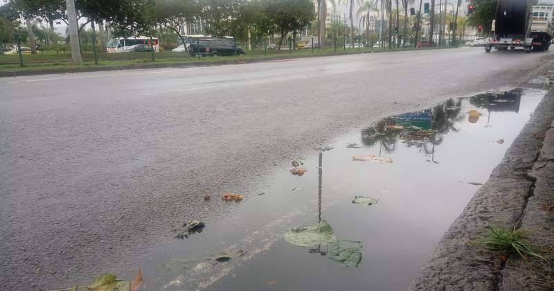 Pista molhada após chuva - tempo chuvoso - poça - Foto de Richard Souza - AN