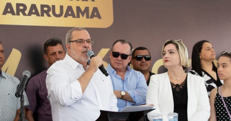 Secretário da SEIC, Uruan Andrade, com prefeita Livia de Chiquinho na inauguração do Sítio Nova Vida, em Araruama