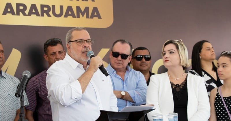 Secretário da SEIC, Uruan Andrade, com prefeita Livia de Chiquinho na inauguração do Sítio Nova Vida, em Araruama