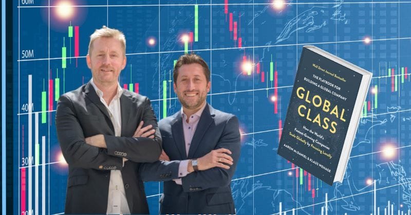 Aaron McDanie e Klaus Wehage, com livro Global Class