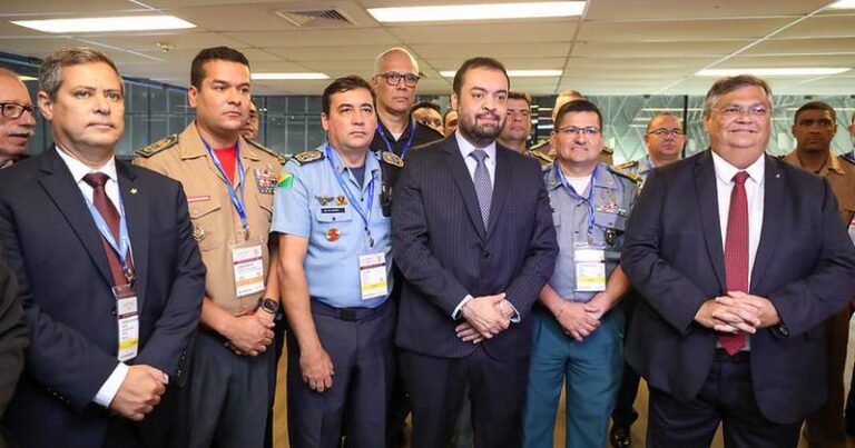 Governador Cláudio Castro, ministro Flávio Dino, Secretário de Estado de Defesa Civil Leandro Monteiro, outros - Foto de Rafael GovRJ