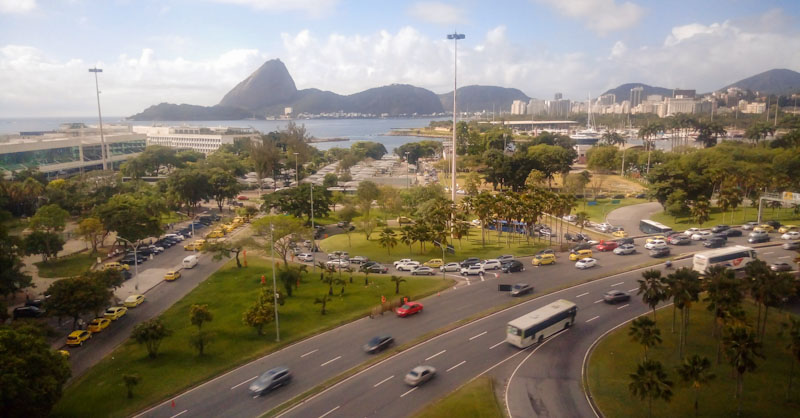 Aterro do Flamengo com Pão de Açúcar ao fundo, no Rio de Janeiro