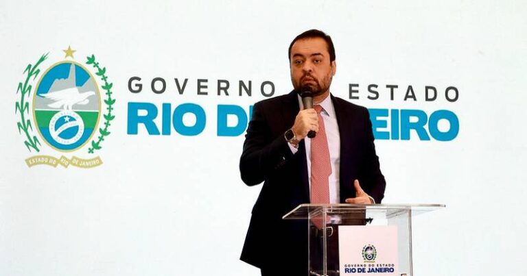 Cláudio Castro diante de logo - Foto de Rogério Santana - Governo do RJ