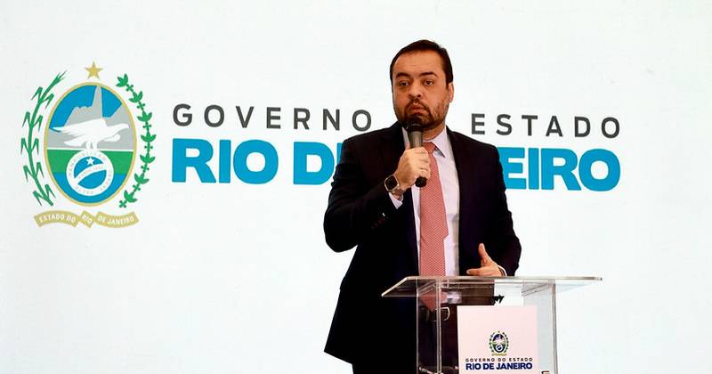 Cláudio Castro diante de logo - Foto de Rogério Santana - Governo do RJ