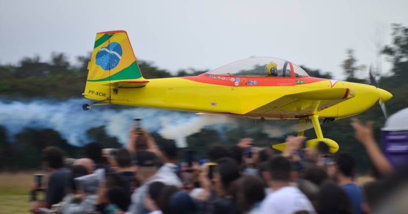 Comandante Ferrari próximo do público