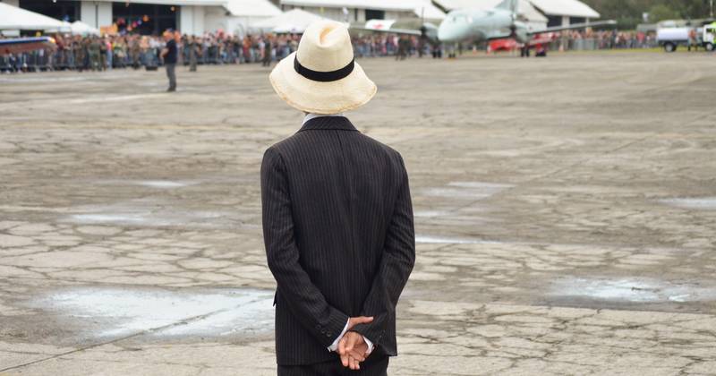 Pessoa representando Santos Dumont