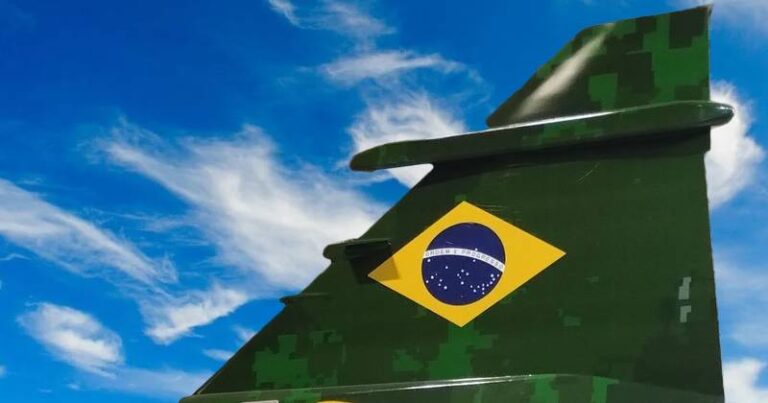cauda de cala gripen FAB caça avião