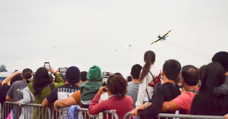 público emocionado com demonstrações aéreas