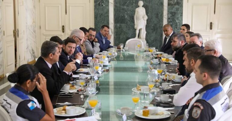 Secretário da Casa Civil, Nicola Miccione, o Secretário de Governo, Bernardo Rossi, o Secretário da PM, Coronel Henrique, o Secretário da Polícia Civil, Fernando Albuquerque e o Secretário da Defesa Civil, Coronel Leandro, reúnem-se com Asserj