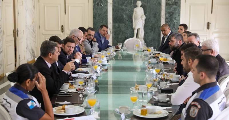 Secretário da Casa Civil, Nicola Miccione, o Secretário de Governo, Bernardo Rossi, o Secretário da PM, Coronel Henrique, o Secretário da Polícia Civil, Fernando Albuquerque e o Secretário da Defesa Civil, Coronel Leandro, reúnem-se com Asserj