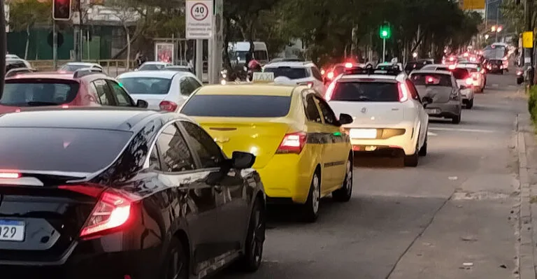 trânsito carros