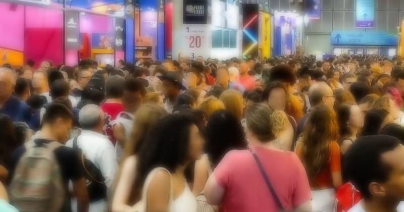 Bienal do Livro Rio no sábado 2, com corredor lotado blur