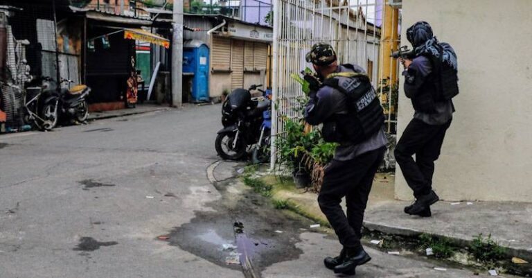 Movimentação de policiais na Nova Holanda Maré