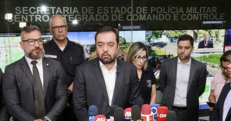 cláudio castro e equipe no CICC