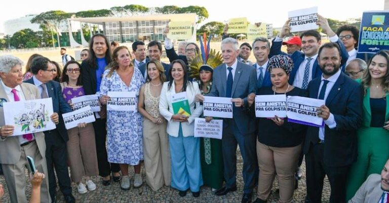 membros da CMPI do 8 de janeiro na Praça dos Três Poderes